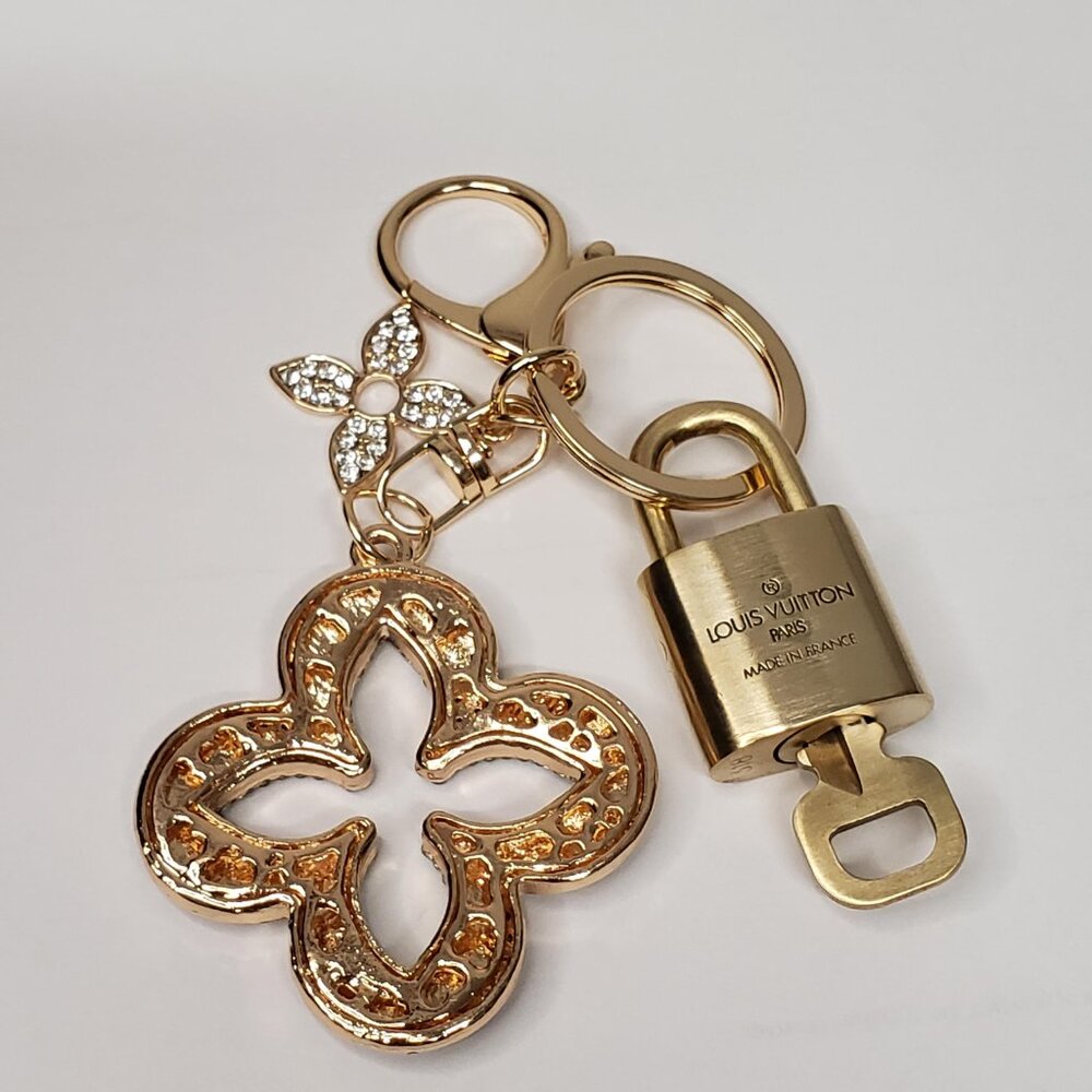 Louis Vuitton Authentic Gold Padlock 🔑 Key + Stylish Bag Unbranded Flower Charm - Picture 5 of 8